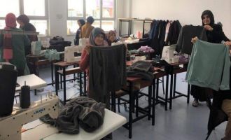 Depremzedeler için kıyafet dikiyorlar....