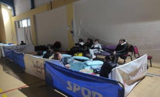 Depremzedeler spor salonlarında kalıyor