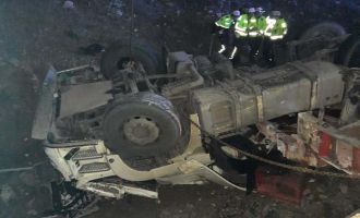 Dere yatağına devrilen tırın sürücüsü hayatını kaybetti