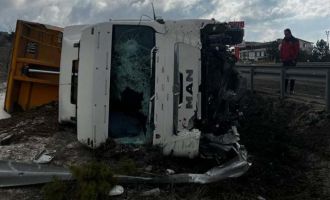 Devrilen tırdan hafif yaralı kurtuldu