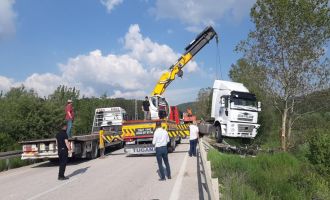 Devrilen tırdan yara almadan kurtuldu......