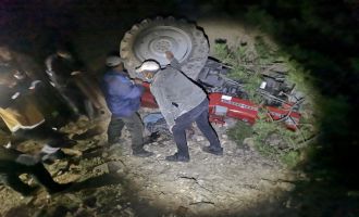 Devrilen traktörün altında kalan sürücü hayatını kaybetti......