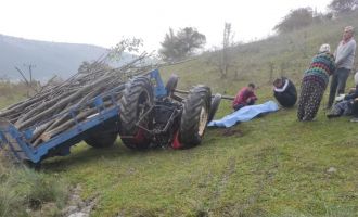 Devrilen traktörün altında kalan sürücü hayatını kaybetti.............