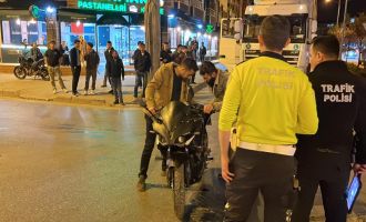 Dönel kavşakta motosiklet ile otomobil çarpıştı......