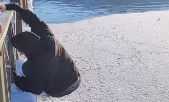 Donmuş gölde buz kırıldı, suya düşmekten son anda kurtuldu