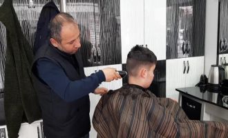 Dükkanındaki bir koltuğu depremzede berbere ayırdı