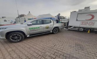Ekipler deprem bölgesinde köylere su ve odun ulaştırıyor