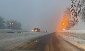 Ekipler küreme ve tuzlama çalışması yaparak yolu trafiğe açık tutmaya çalışıyor.
