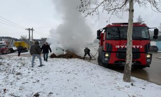 Ekskavatör toprak atarak yanan otomobili söndürdü