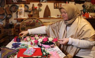 El emeği gelin tacı, kayınvalideden geline, anneden kızına geçiyor