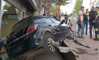 El freni çekilmeyen otomobil, önce araca çarptı ardından dükkâna daldı