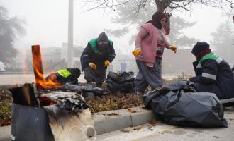 Emekçi kadınların soğuk havada zorlu mesaisi...