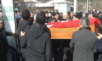 Enkaz altında hayatını kaybeden genç öğretmen toprağa verildi