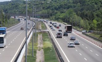 Erkenden yola çıkan tatilciler Bolu geçişinde akıcı yoğunluk oluşturuyor.....
