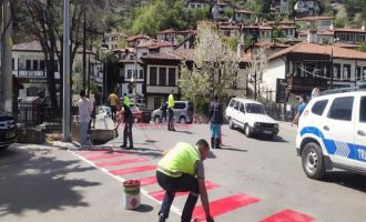 Eskiyen yaya geçitleri boyanarak dikkat çekici hale getirildi