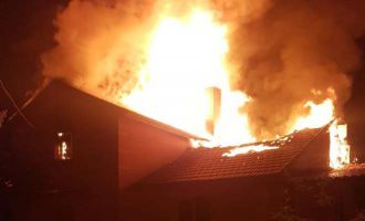 Evin çatısında çıkan yangın büyümeden söndürüldü