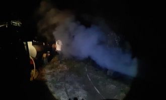 Evin yanındaki baraka alev alev yandı, itfaiye ekipleri faciayı önledi