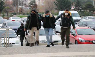 Evinde ve üzerinde uyuşturucu yakalanan şahıs adliyeye sevk edildi