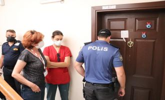 Evinden kötü kokular gelen yaşlı kadın tüm çabalara rağmen kapısını açmadı