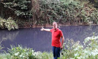 Fabrika atıklarının kirlettiği Mudurnu deresi siyaha büründü