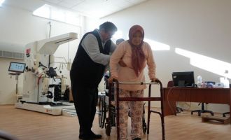 Felç geçiren kadın, ‘Robot Destekli Yürüme Sistemi’ sayesinde ilk adımlarını atmaya başladı