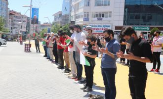 Filistinli öğrenciler ülkelerinde ölenler için gıyabi cenaze namazı kıldı