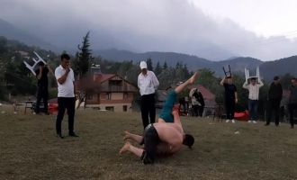 Fırtınalı havaya rağmen onlar güreşmekten vazgeçmedi