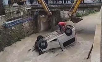 Fren yerine gaza basınca dereye uçtu