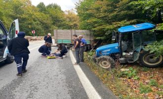 Freni boşalan odun yüklü traktör devrildi: 2 yaralı...