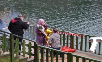 Genç kızı şaşırtan evlilik teklifi.......