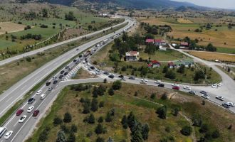 Gerede-Karadeniz Bağlantı Yolu'nda tatilci yoğunluğu havadan görüntülendi..