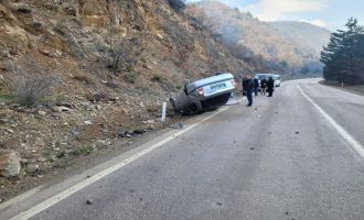 Gizli buzlanma nedeniyle kontrolden çıkan otomobil tepetaklak oldu