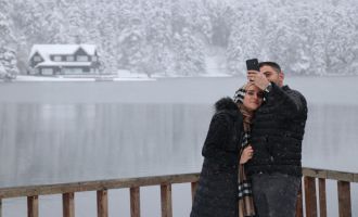 Gölcük’ün kar manzarası tatilcileri mest etti