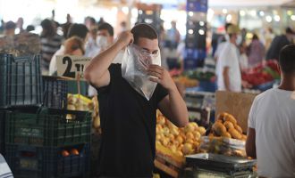 Görüntülendiğini anlayan maskesiz esnaf poşeti maskeye çevirdi