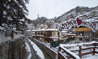 Göynük'te 1 metreye yakın buz sarkıtları oluştu