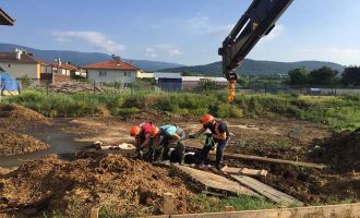 Gübre yığınına saplanan buzağıları boğulmaktan itfaiye kurtardı