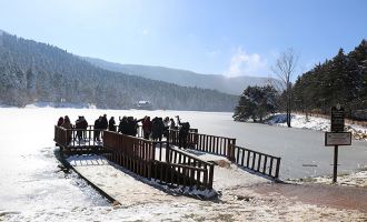 Güneşli havada tatilciler Gölcük Tabiat Parkı’na akın etti