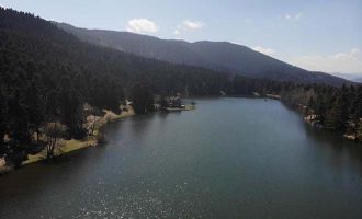 Güneşli havanın hakim olduğu Gölcük Tabiat Parkı’nın güzelliği havadan görüntülendi