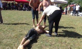 Güreşçinin dirseği kırıldı……