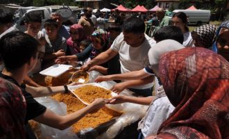 Hacet Bayramı'na binlerce kişi akın etti: Kazan kazan kavurma ve pilav dağıtıldı
