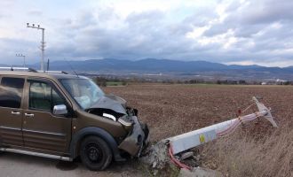 Hafif ticari araç çarptığı beton direği devirdi: 1 yaralı