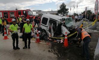 Hafif ticari araç gişe bariyerlerine ok gibi saplandı: 3 ölü, 1 yaralı