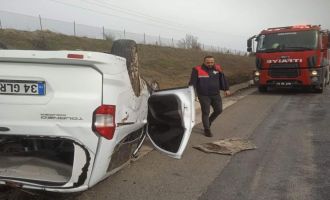 Hafif ticari araç takla attı: 1 yaralı