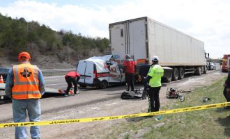 Hafif ticari araç tıra ok gibi saplandı: 1 ölü, 1 yaralı