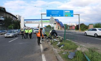 Hafif ticari araca çarpan motosikletli yolun karşısına uçtu: 3 yaralı