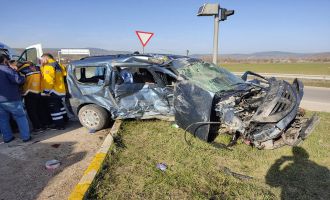 Hafif ticari araçla cip çarpıştı: 4 yaralı