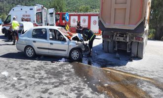 Hafriyat kamyonuna çarpan otomobilde 1 kişi öldü, 6 kişi yaralandı