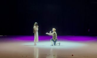 Halk oyunları gösterisinde unutulmayacak evlilik teklifi