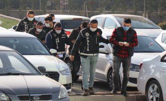 Hap dolu poşeti yola attılar ama polisten kaçamadılar