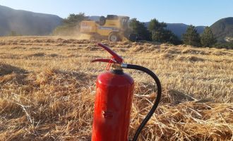 Hasat esnasında tam teçhizat bekliyorlar: Köylülerden yangın önlemi